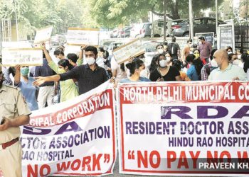 Delhi Govt informs MCDs to give away hospitals if incapable to pay their staff.