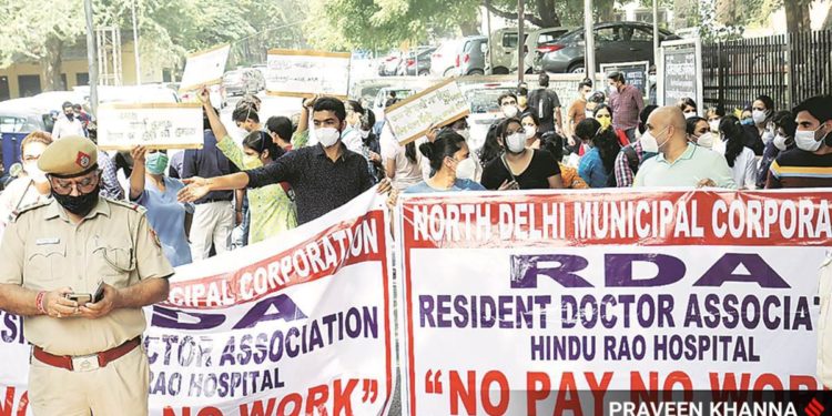 Delhi Govt informs MCDs to give away hospitals if incapable to pay their staff.