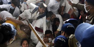 Bhopal: Healthcare workers demonstrating against unemployment lathi-charged