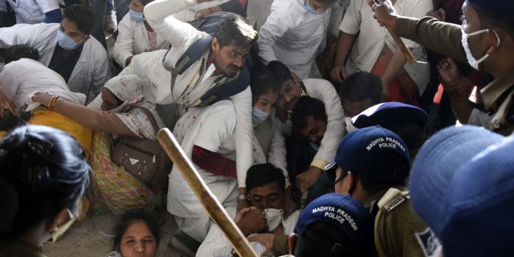 Bhopal: Healthcare workers demonstrating against unemployment lathi-charged