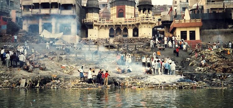 Around 100 bodies wash up on the banks of Ganges; officials suspects Covid 19 deaths